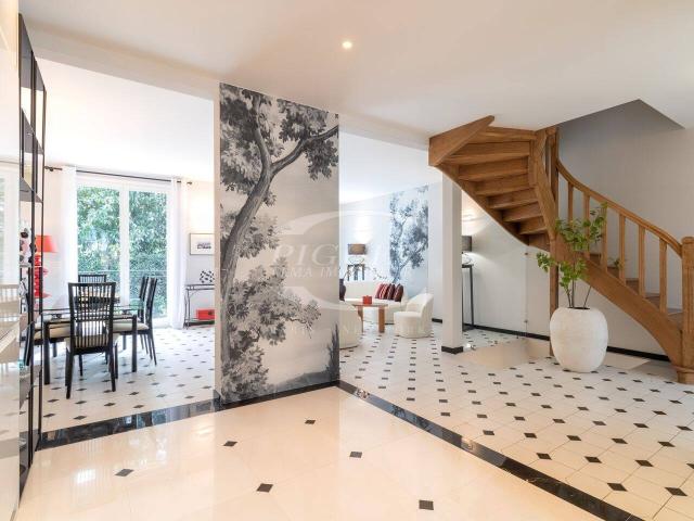 HOTEL PARTICULIER DISSIMULE DANS UN NID DE VERDURE