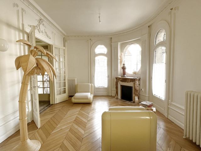HOTEL PARTICULIER / MAISON DE MAITRE DE 9 PIECES DE 302M2 SUR PARCELLE PISCINABLE DE 430M2 + DEPENDANCES