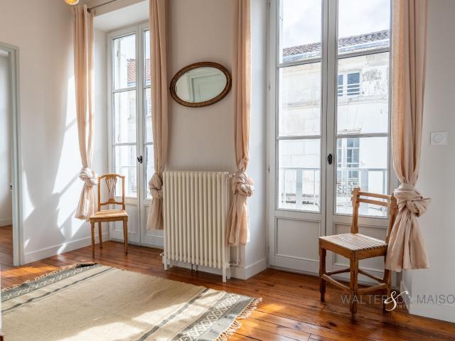 Hôtel particulier rénové avec local commercial et appartement de standing Vieux Cognac 16100