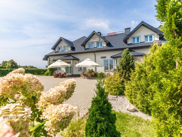 Do sprzedania prosperujący hotel 634 m² z salą na 100 os. i parkingiem