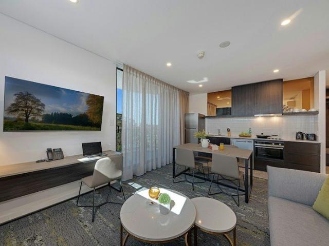 Hotel Style One Bedroom Apartment with Balcony and Full Kitchen in Kingswood 1 Bed | 1 Bath | Sleeps 3 | 45m²