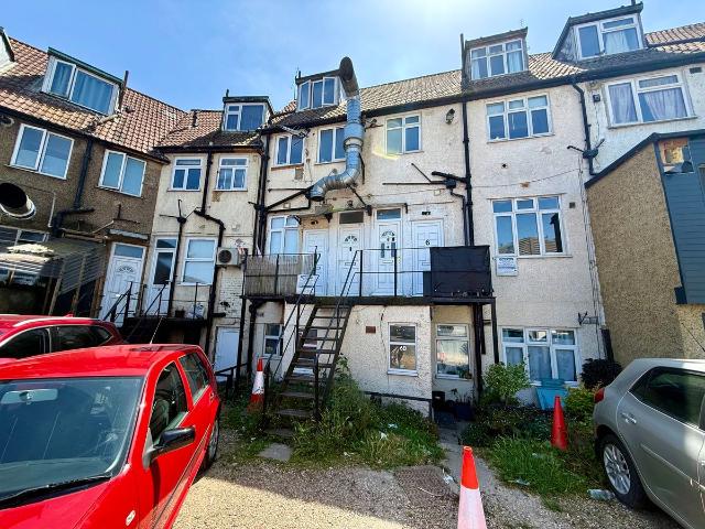 Houghton Mansion, Dunstable LU6, 2 bed flat to rent, £1,100 pcm | PrimeLocation
