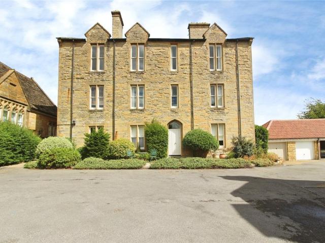 Hound Street, Sherborne, Dorset, DT9 2 bed apartment to rent £1,400 pcm £323 pw