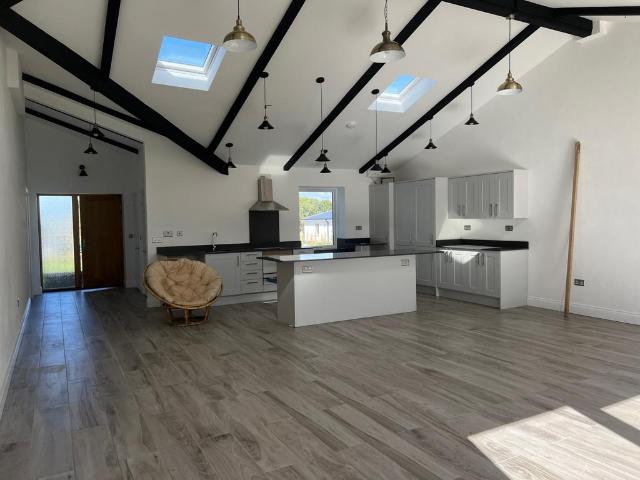 Hounds Grove, Noak Hill, RM4 3 bed bungalow to rent £2,500 pcm £577 pw