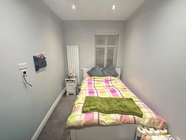 Hounslow, TW3 1 bed terraced house to rent £725 pcm £167 pw