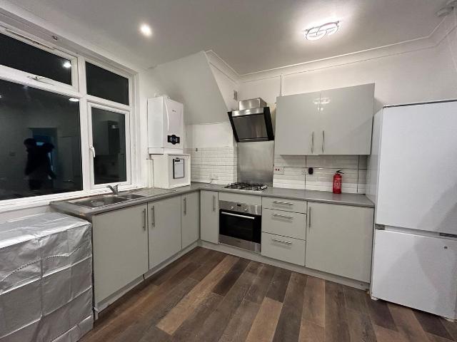 Heath Road, Hounslow TW3, 2 bed flat to rent, £1,900 pcm | PrimeLocation