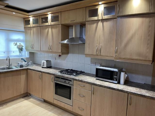 Hounslow TW4 2 bed flat to rent £1,650 pcm £381 pw