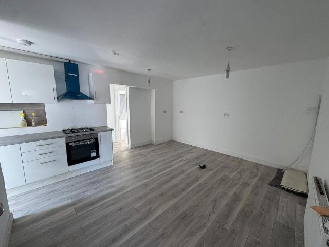 HOUNSLOW TW5 3 bed maisonette to rent £2,400 pcm £554 pw
