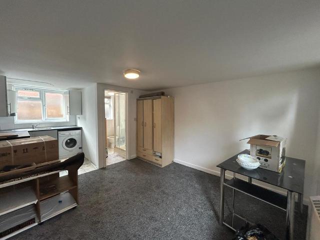 HOUNSLOW TW5 Studio to rent £900 pcm £208 pw