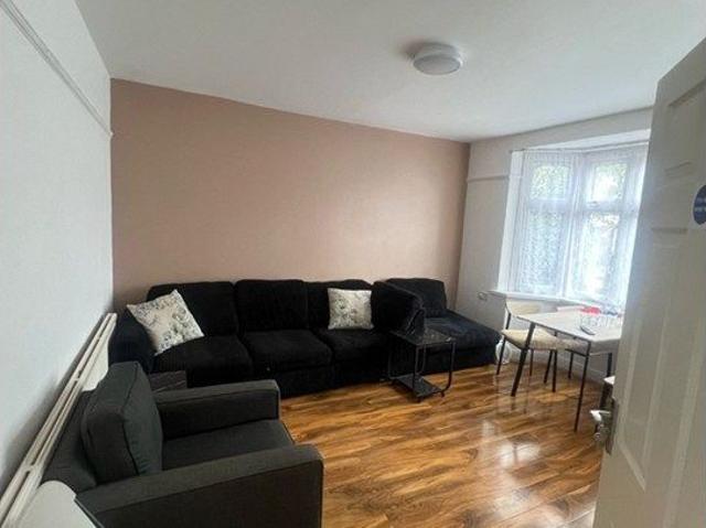 Hounslow, Hounslow TW3, 2 bed flat to rent, £2,150 pcm | PrimeLocation