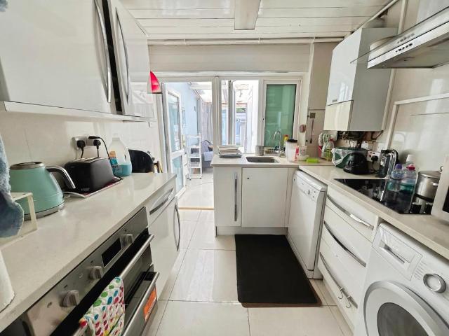 Hounslow, Queen's Gardens, Hounslow 1 bed in a house share to rent £650 pcm £150 pw