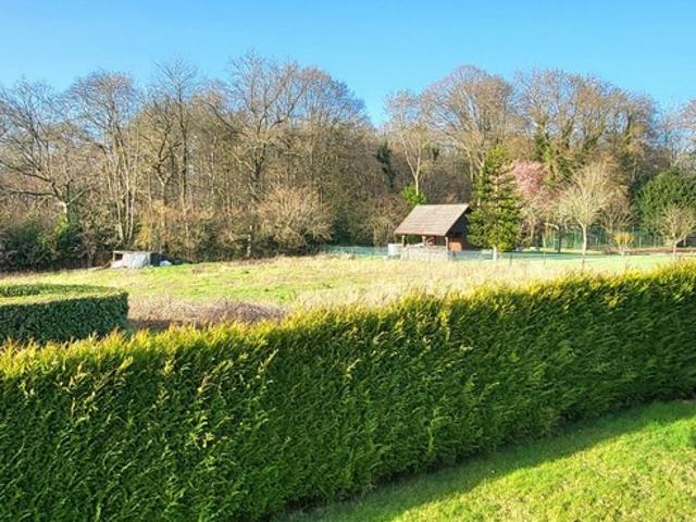 Houppeville Centre: Jolie Maison de 83 m² avec 2 CH, J 400 m² & 2 Gges. Prix attractif !
