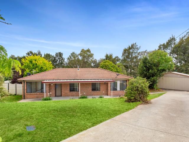 house 44 Bainbridge Close, Chisholm