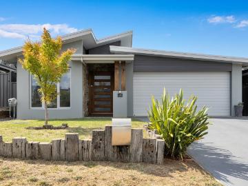 Jindabyne, Snowy River, Victoria - Garden