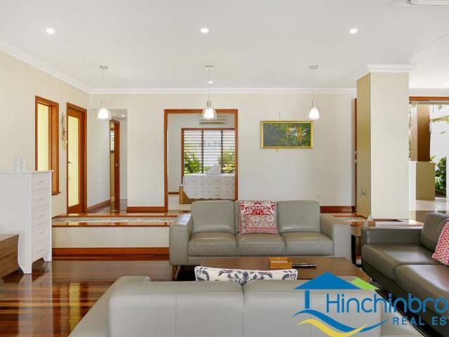 House 4 bedroom, 3 bathroom, pool, pontoon & fully furnished Short term rental only