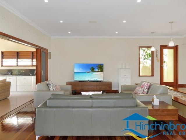 House 4 bedroom, 3 bathroom, pool, pontoon & fully furnished Short term rental only