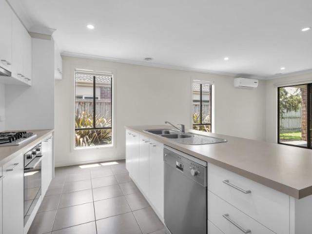 House 4 Bedroom For Rent Clyde North VIC ES101672433