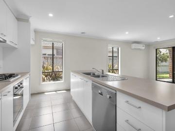 House 4 Bedroom For Rent Clyde North VIC ES101672433