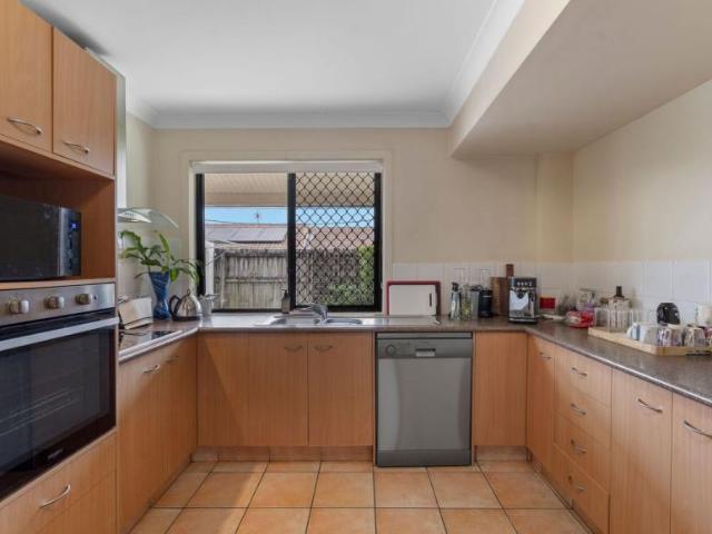 House 4 Bedroom For Rent ASHMORE QLD 970000 ES104893854