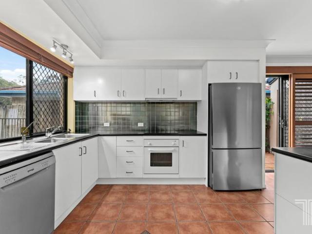 House 4 Bedroom For Rent Holland Park West QLD ES105252327