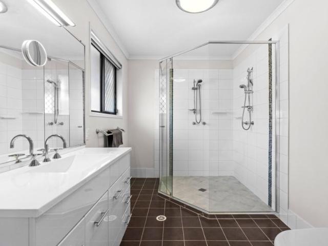 House 4 Bedroom For Rent Lota, QLD ES105863152