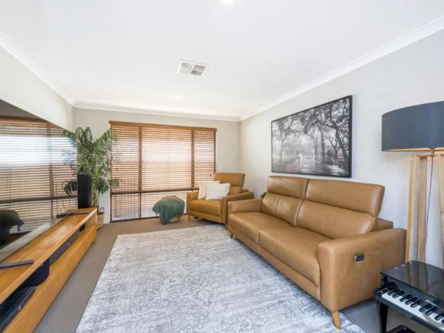 House 4 Bedroom For Rent Madora Bay, ES104897326