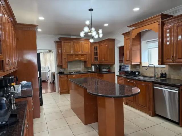 House 4 Bedroom For Rent Surrey BC 5500 ES105167029