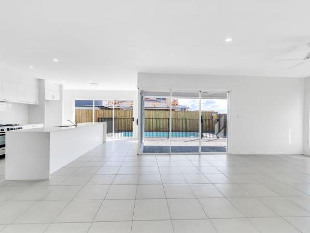 House 4 Bedroom For Rent Pelican Waters QLD 990 ES103403320