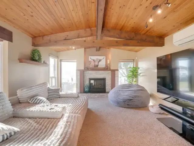 House 5 Bedroom For Rent Chestermere AB 4800 ES105505564
