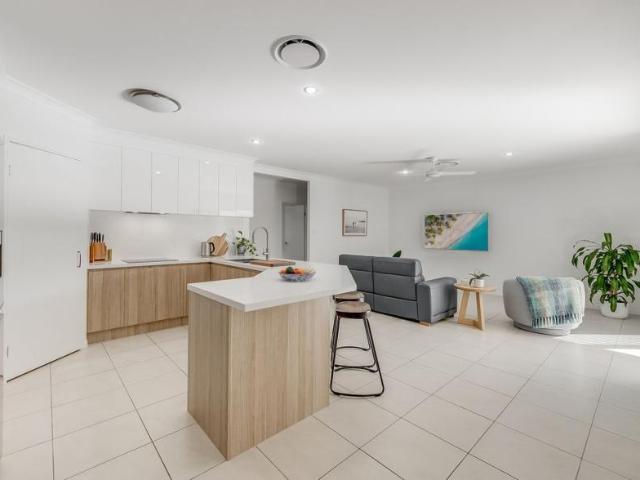 House 5 Bedroom For Rent Pelican Waters, ES104944472