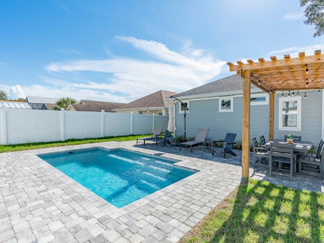 Seaside house with pool and garden