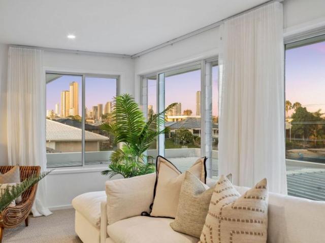 House 6 Bedroom For Rent MERMAID WATERS QLD 4350000 ES104893855