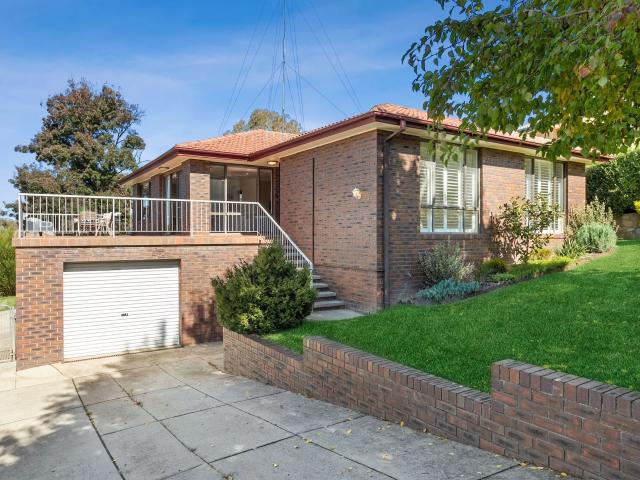 house 6 Rowley Place, Queanbeyan