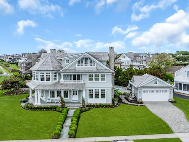 Seaside house with pool and garden