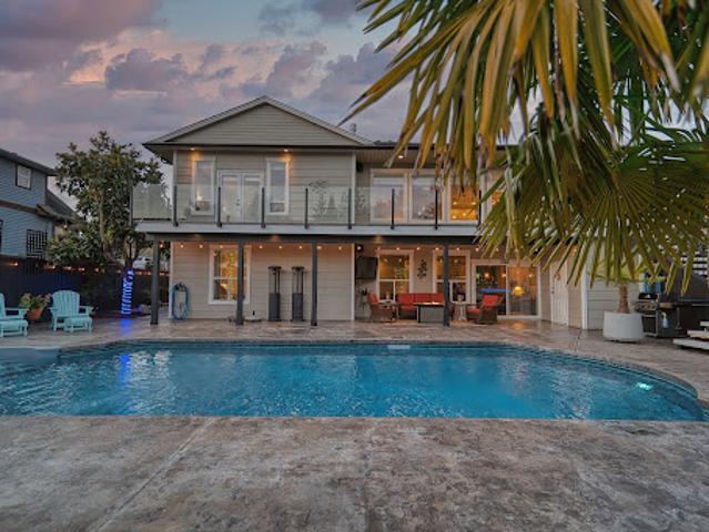 House with pool and garden