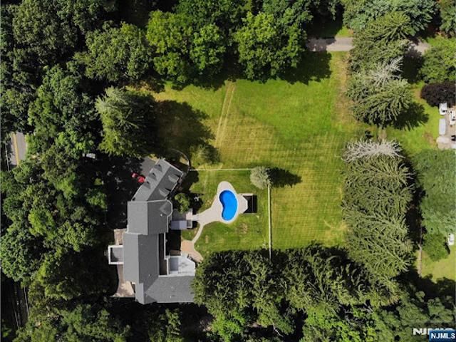 House with pool and garden