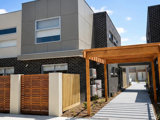 house 8/5 Thomas Carr Drive, Tarneit