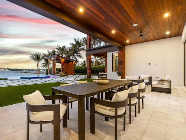 Seaside house with pool and garden