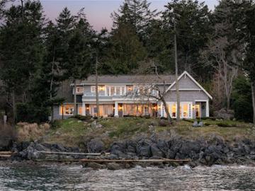 Seaside house with garden and terrace