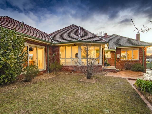 house 8 Deane Street, Yarralumla