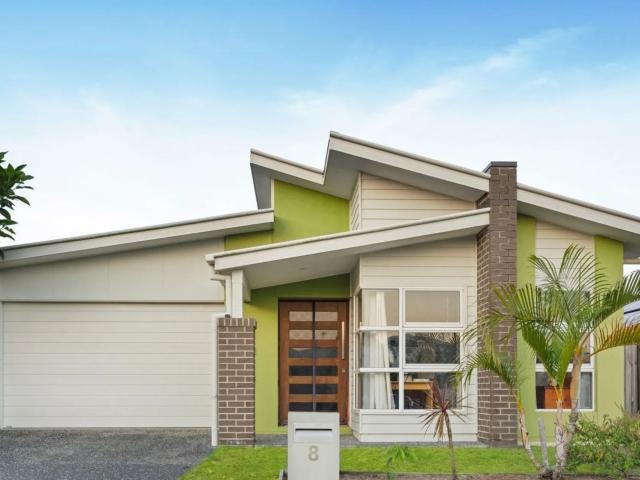 house 8 Zen Court, Springfield Lakes