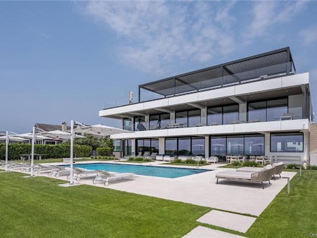Seaside house with pool and garden