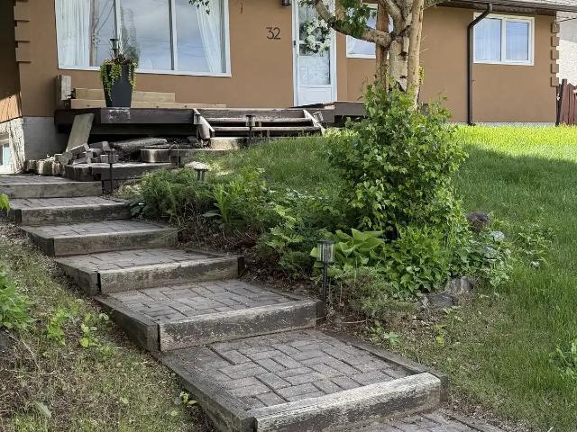 House 1000 sq ft on main floor — 3 Bedrooms House
