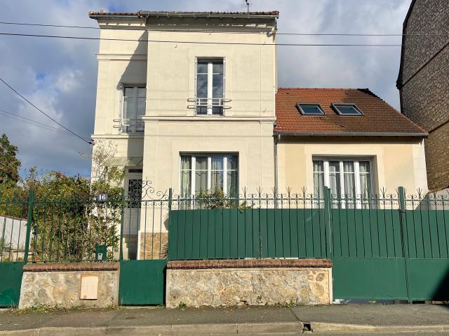 House 10 min walking of the train Station