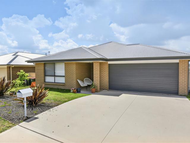 house 11 Sullivan Circuit, Orange