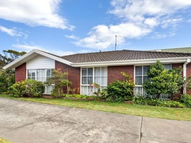 house 1/2 4 Kuranga Court, Mornington
