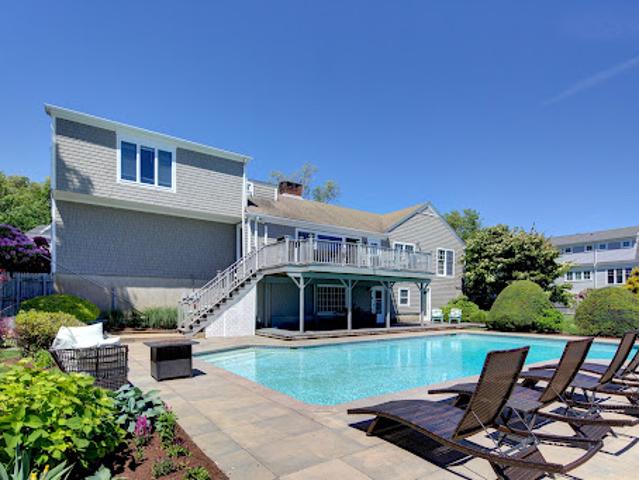 House with pool and garden