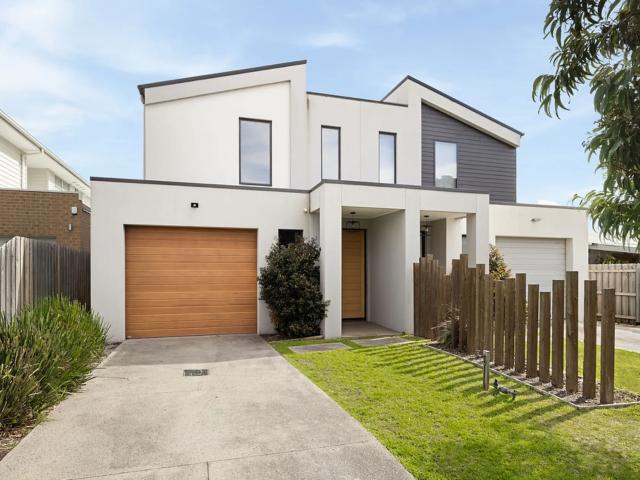 house 2/10 Overlea Avenue, Rosebud