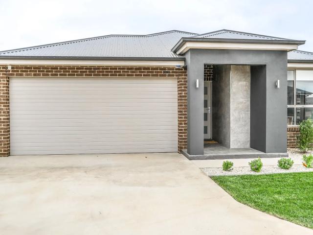 house 2/26 Telopea Way, Orange