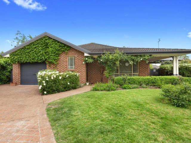 house 2 Rowan Place, Bowral